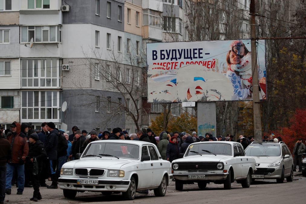Des personnes attendent la distribution d'aide humanitaire a kherson