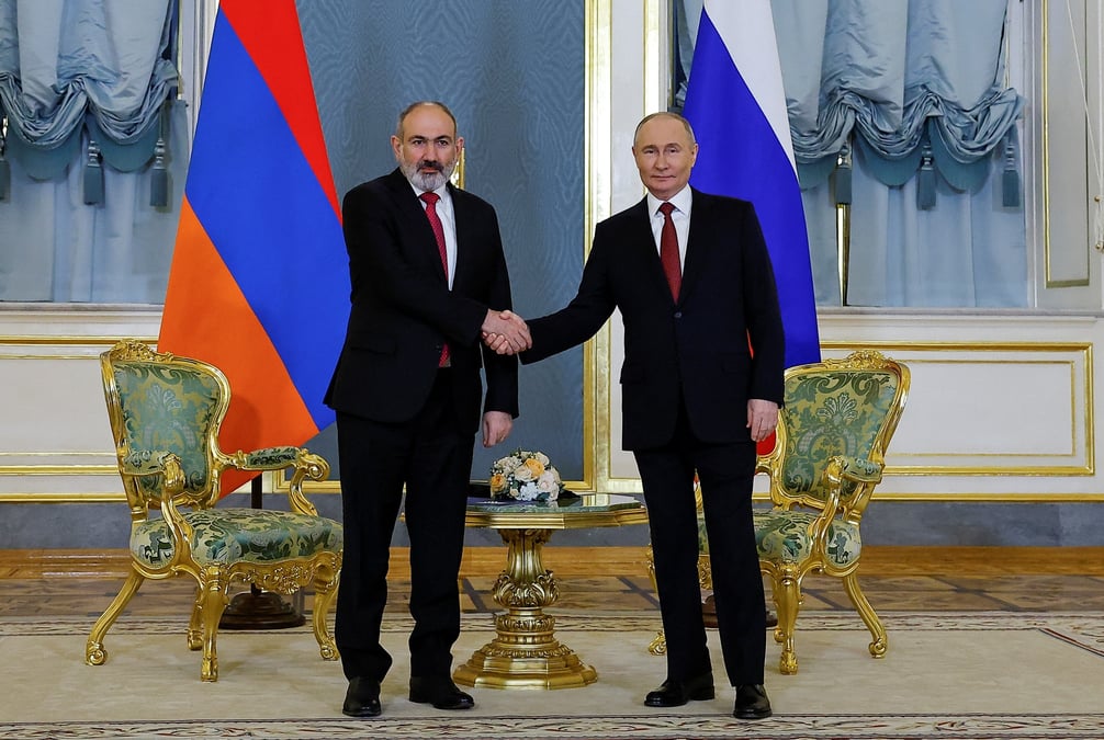Le president russe vladimir poutine et le premier ministre armenien, nikol pashinyan, se serrent la main lors d'une reunion en marge du sommet de l'union economique eurasiatique  a moscou.