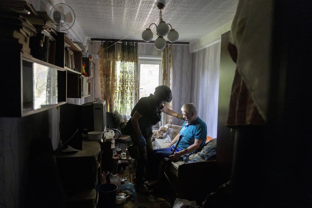 Un volontaire aide un habitant qui evacue sa maison en raison des avancees russes a selydove, pres de pokrovsk