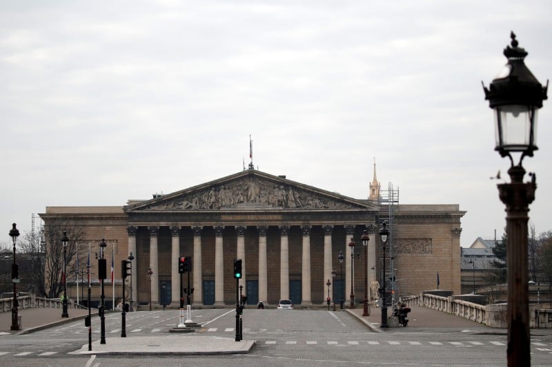 Une assemblee reduite examine les textes lies a l'epidemie
