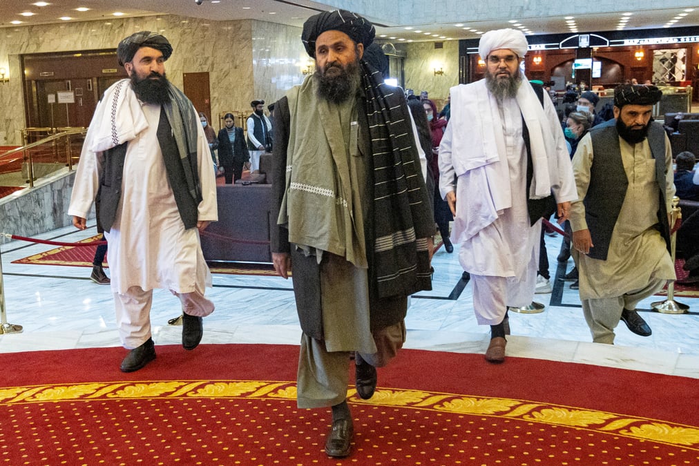 Le co-fondateur des taliban arrive a kaboul, le chaos s'aggrave a l'aeroport
