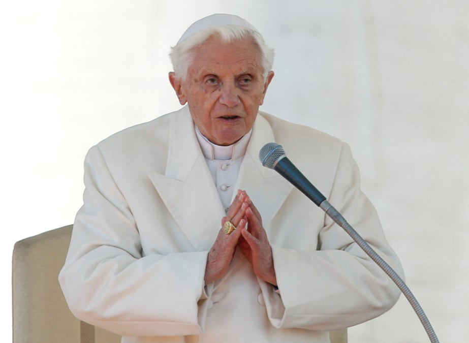 Abus sexuels: l'ancien pape benoit xvi reconnait des "erreurs"