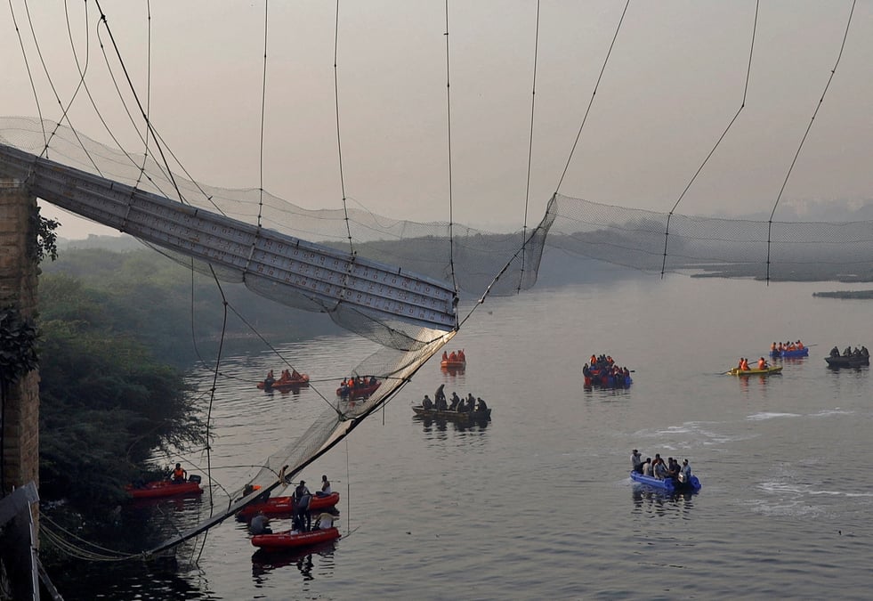 Partie endommagee d'un pont apres son effondrement a morbi, en inde
