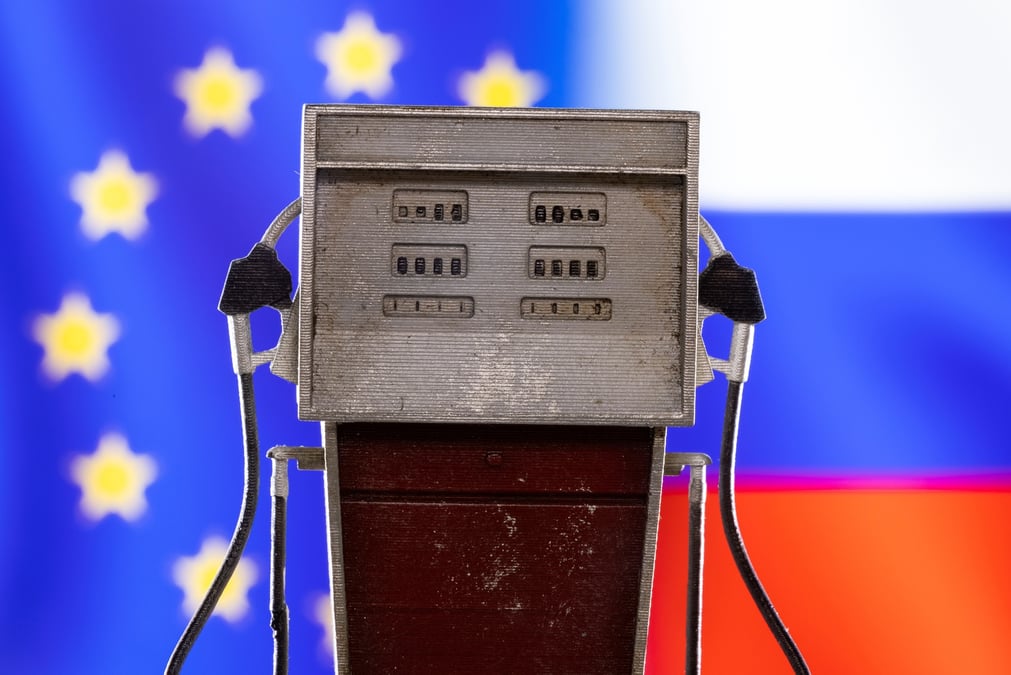 Illustration d'une pompe a essence, les couleurs des drapeaux de l'ue et de la russie