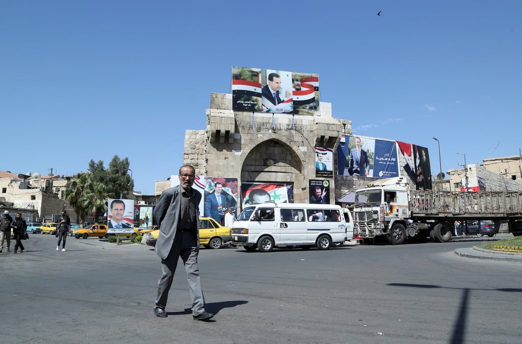 Un homme marche a damas, en syrie