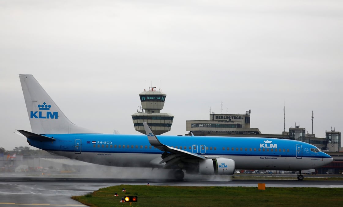 Un avion klm boeing 737-800 a l'aeroport de tegel a berlin, en allemagne