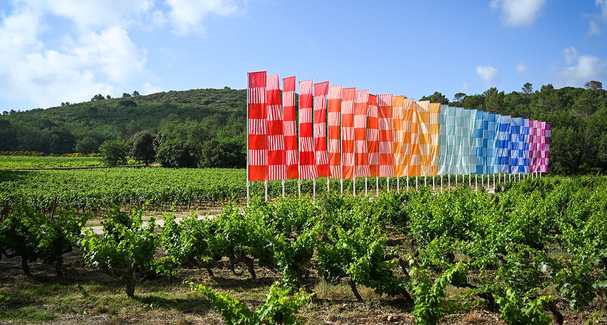 Daniel Buren, le damier arc-en-ciel ondulant, 2016.