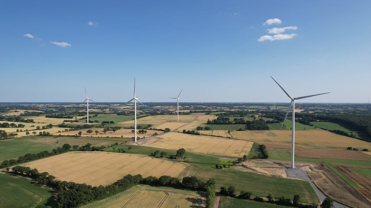 Situé sur le territoire de la Roche aux Fées, un nouveau parc éolien, constitué de quatre machines de 178 mètres de haut en bout de pales, a été raccordé au réseau avant l'été. Un projet citoyen à la genèse difficile.