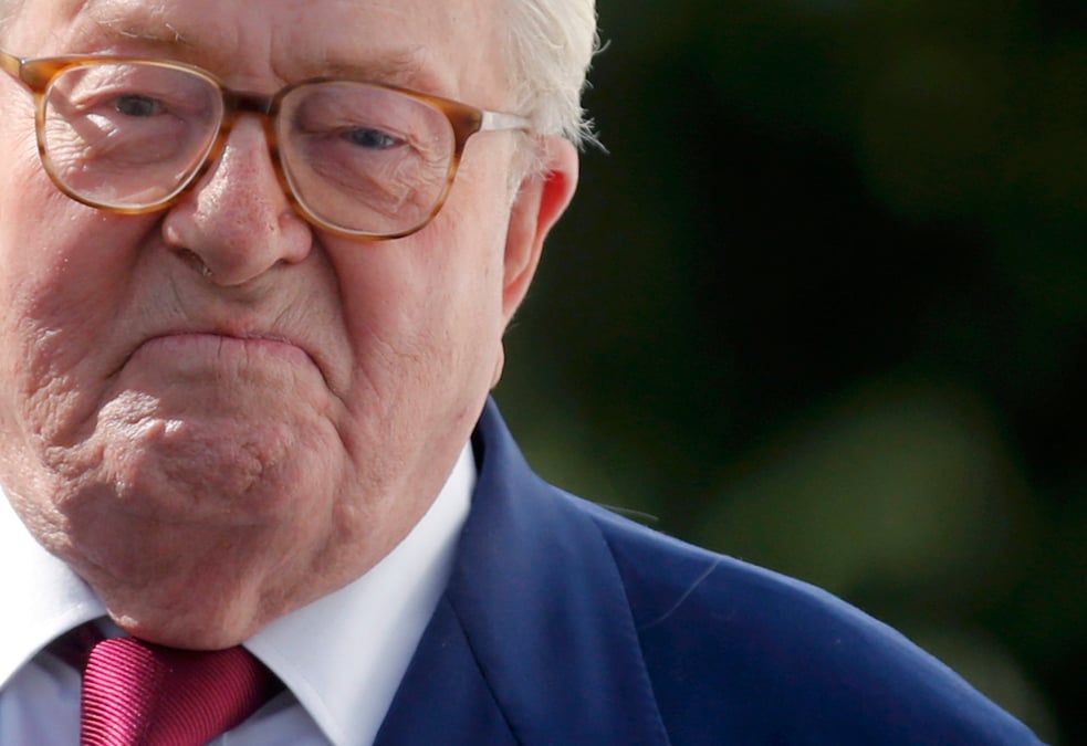 Jean-marie le pen se dit victime d'un "peloton d'execution"