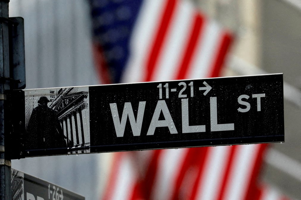 Photo d'un panneau indiquant wall street a manhattan, aux etats-unis