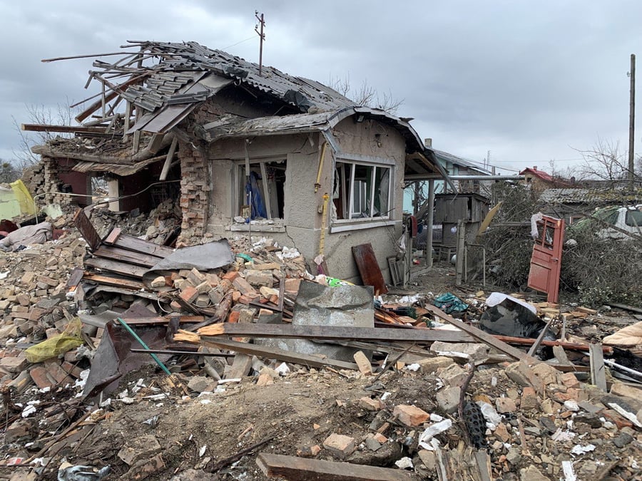 Les restes d'une maison suite a une frappe de missiles russes, dans la region de lviv