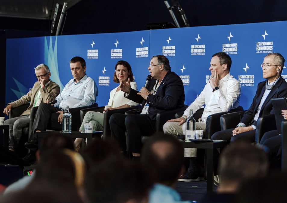De gauche à droite: Patrice Geoffron, économiste, Luc Rémont, pdg d'EDF, Catherine MacGregor, DG d'Engie, Patrick Pouyanné, pdg de TotalEnergies, Arnaud Pieton, DG de Technip Energies et Keisuke Sadamori, directeur Marchés de l'énergie et sécurité à l'Agence internationale de l'énergie.