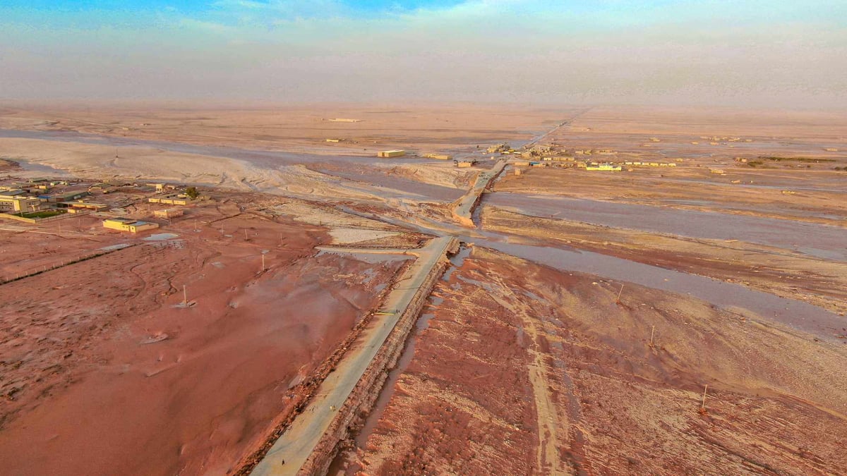Vue generale des eaux de crue couvrant la region en al-mukhaili, en libye