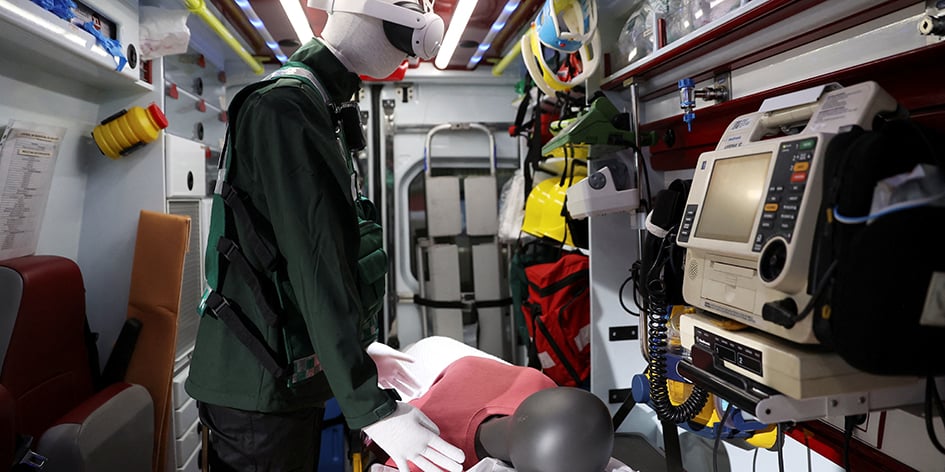 Mercredi au Mobile World Congress à Barcelone (Espagne), présentation d’un casque qui aide les médecins à surveiller et à aider les patients à distance.