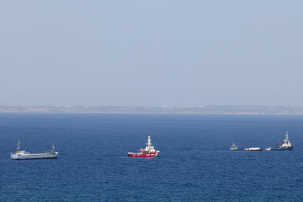 Des navires partent de larnaca avec de l'aide humanitaire pour gaza