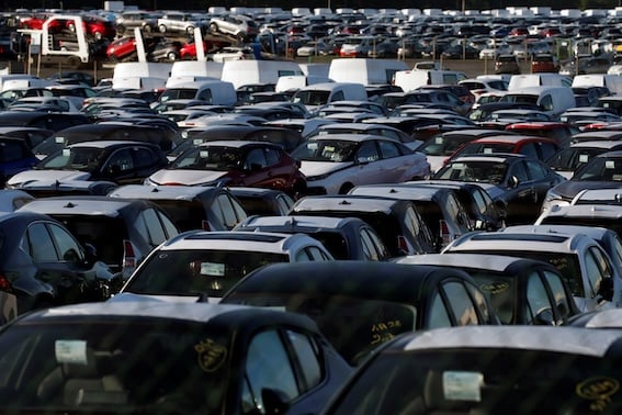 Sous pression, les constructeurs automobiles pressent l'UE de repousser à 2027 les normes renforcées de CO2