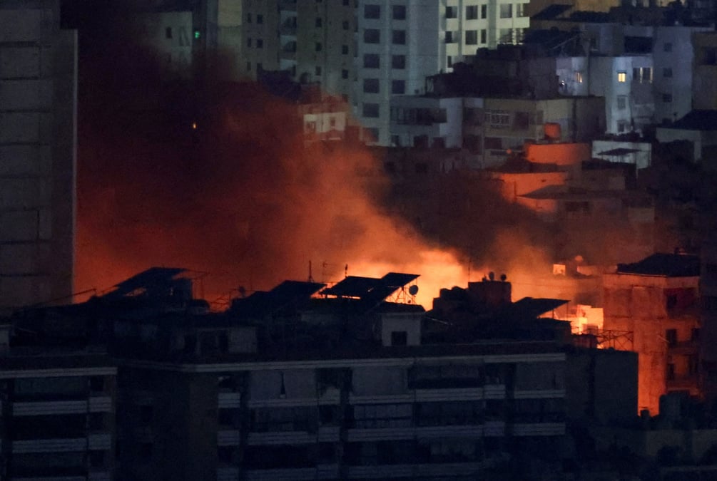 De la fumee s'eleve au-dessus des banlieues sud de beyrouth
