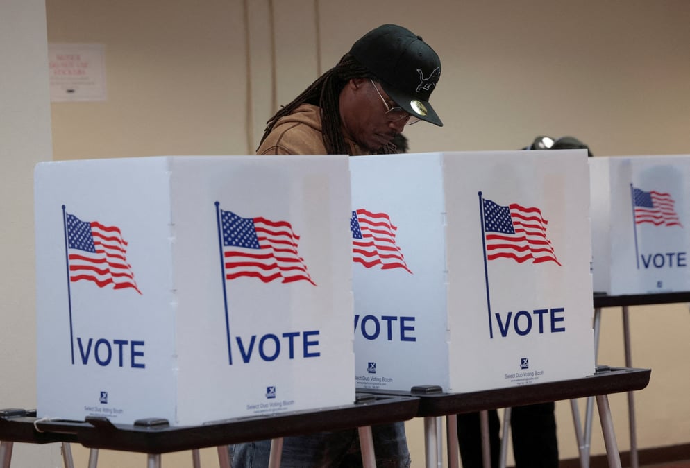 Des electeurs deposent leurs bulletins lors du vote anticipe pour l'election presidentielle americaine dans un bureau de vote