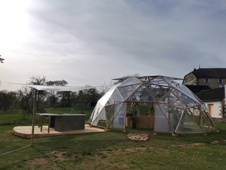Dôme installé dans le verger de l'écomusée à Fougerolle, en haute-Sâone, en 2021, dont s'inspire l'association Art-Alimentation-Autonomie-Amour-Abeille-Arbre pour Avenir, pour son projet de cuisine solaire.