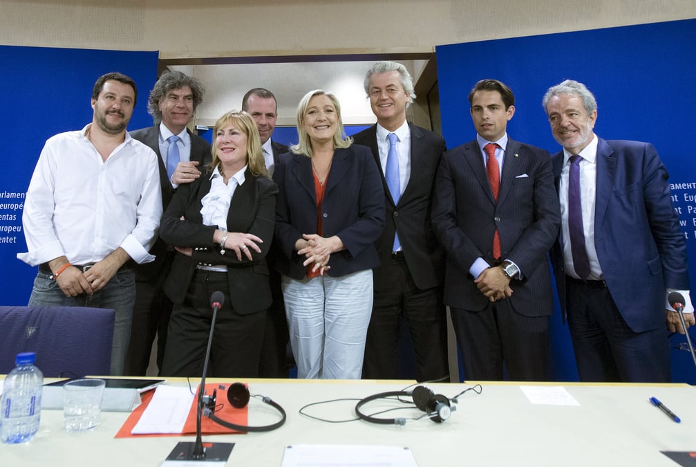 Le front national forme un groupe au parlement europeen