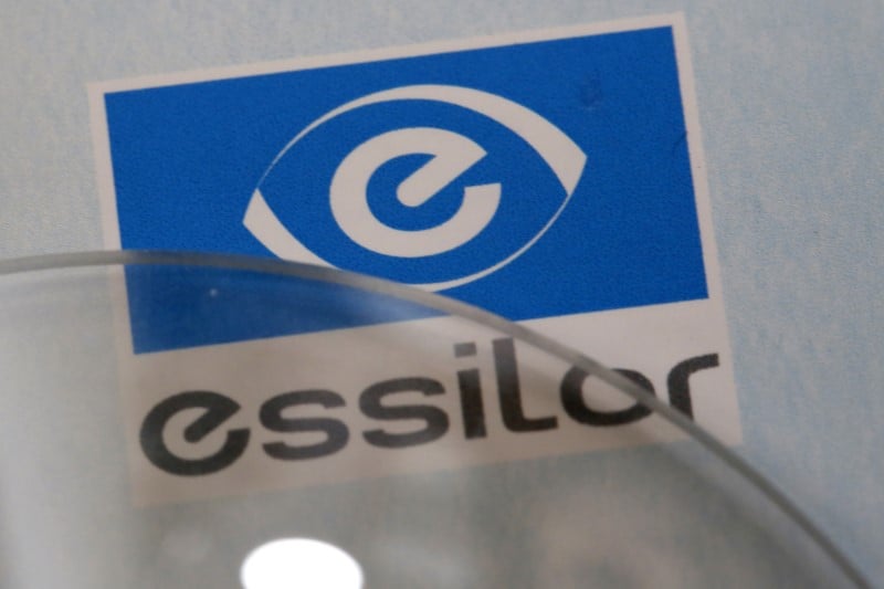 La ce promet un examen attentif de la fusion essilor-luxottica