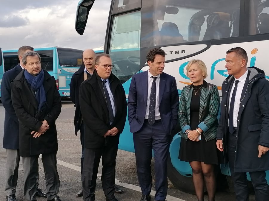 De gauche à droite: Laurent Mazille, délégué général du GITL et directeur des relations institutionnelles de Transdev, Olivier Humbaire, 1er VP de la FICIME et président du SECIMAVI, Olivier Darbois, président de Prodiss, Jean-Sébastien Barrault, président de la FNTV, Geoffroy Roux de Bézieux, président du Medef, Christine Français, directrice générale de Grisel et Rodolphe Lanz, secrétaire général de la FNTR.