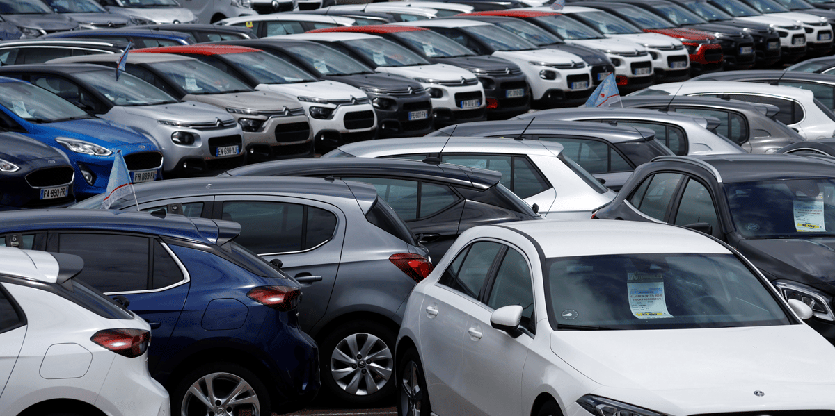 Des voitures d'occasion sont exposees a la vente dans une concession automobile a vigneux-de-bretagne