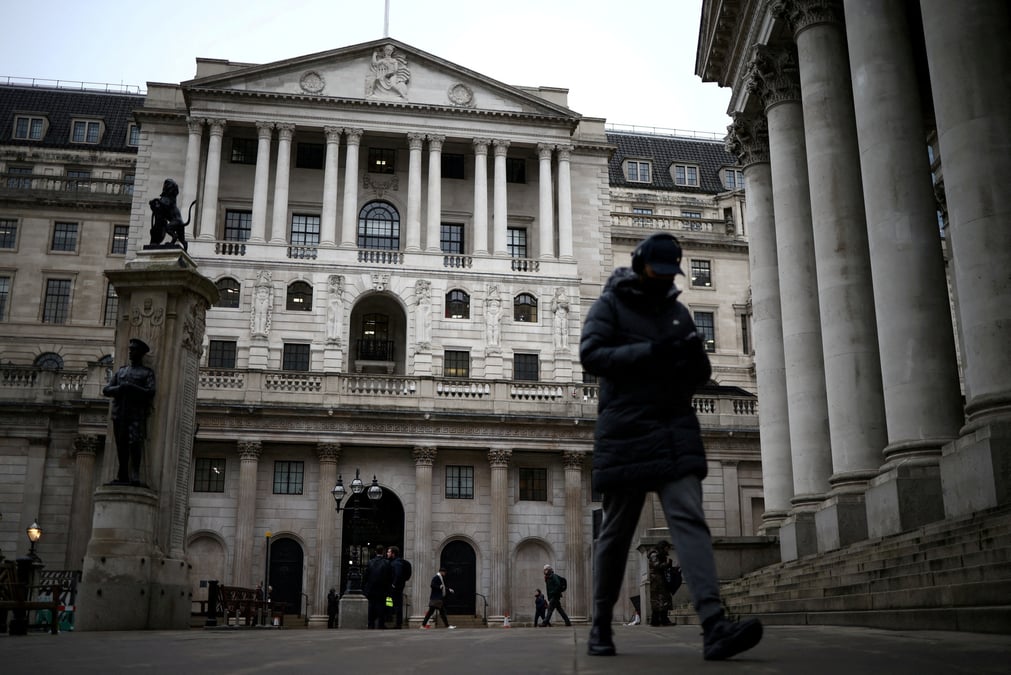 Photo d'archives montrant des gens qui marchent a cote de la banque d'angleterre (boe)