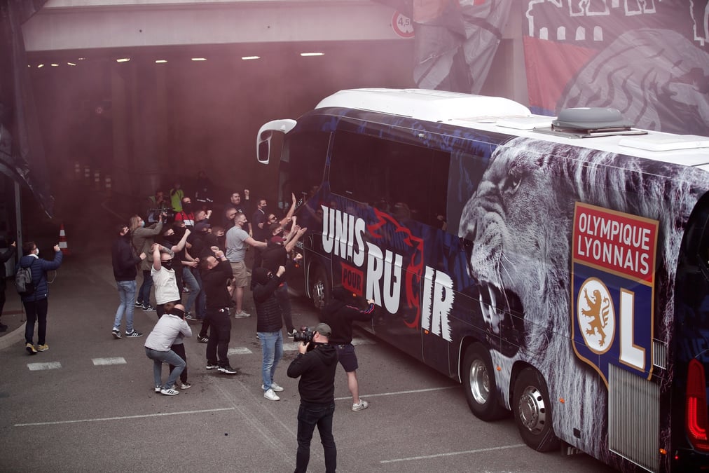 Le bus de l'equipe de l'olympique lyonnais avant un match contre lille