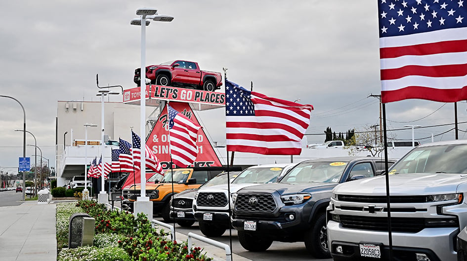 General Motors, Ford, Stellantis ont été notifiés d'un sursis de trente jours pour rapatrier leur production sur le sol américain afin d’éviter les droits de douane sur les véhicules et composants importés.
