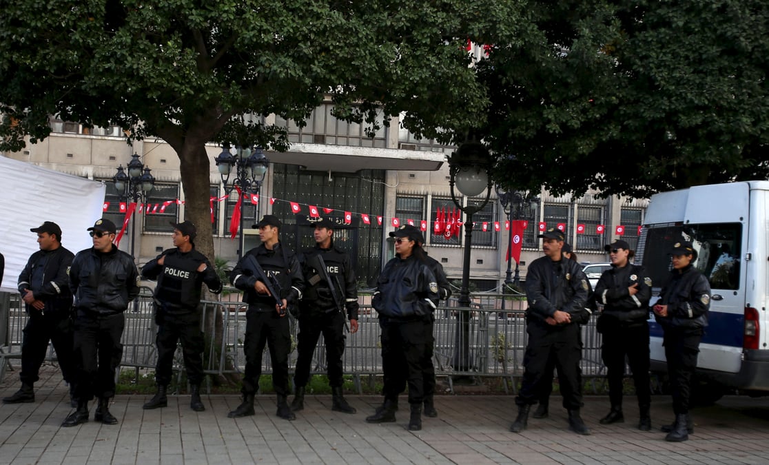 La police a tunis manifeste pour des hausses de salaire