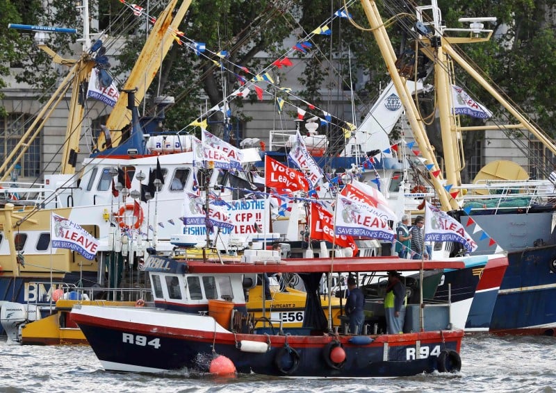 Bataille navale sur la tamise entre pro et anti-brexit