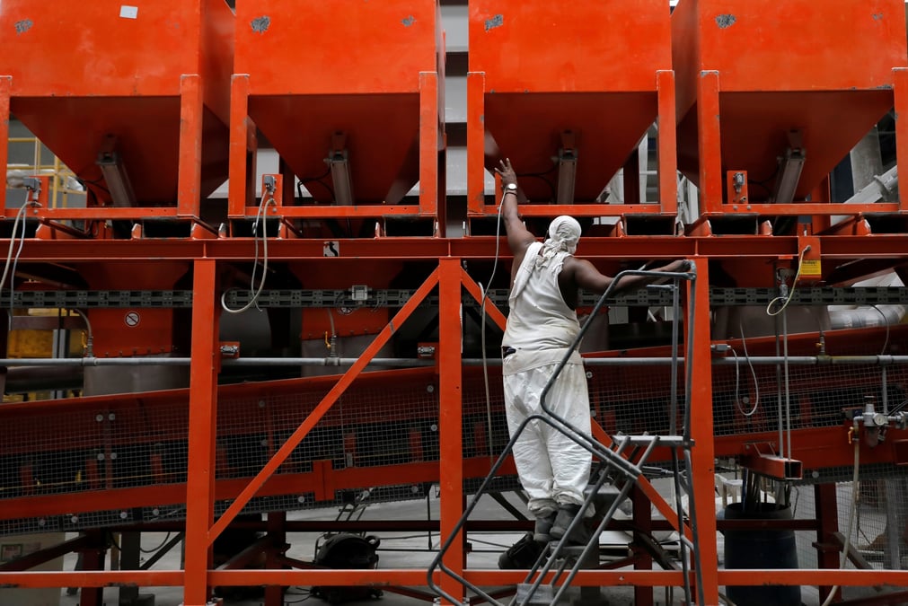 Photo d'archives d'un ouvrier travaillant dans une usine a new york city, etats-unis