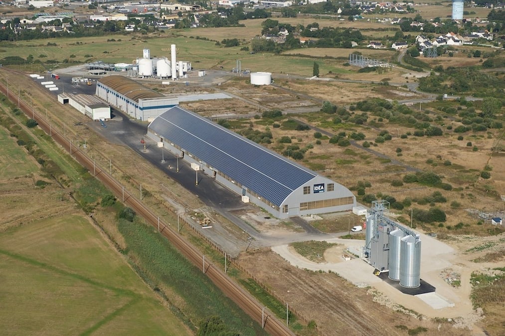L'entrepôt de stockage d'engrais d'IDEA a permis d'installer sur le toit, 5000 m² de panneaux photovoltaïques.  La Centrale Biogaz de l’Estuaire fournira, elle, chaque année, un gaz renouvelable représentant  9% de la consommation de Montoir-de-Bretagne et 2% du territoire de la Carene (Communauté d'agglomération nazairienne).