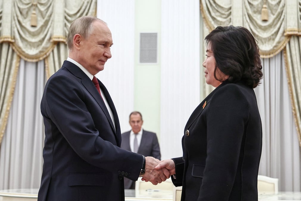 Le president russe vladimir poutine et le ministre nord-coreen des affaires etrangeres choe son hui se rencontrent a moscou