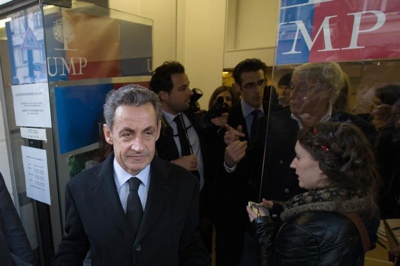 Sarkozy entame sa marche pour 2017 face à de vives résistances