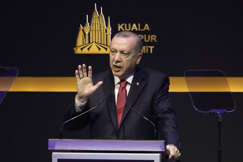 Quelque 50.000 syriens d'idlib fuient vers la turquie, dit erdogan