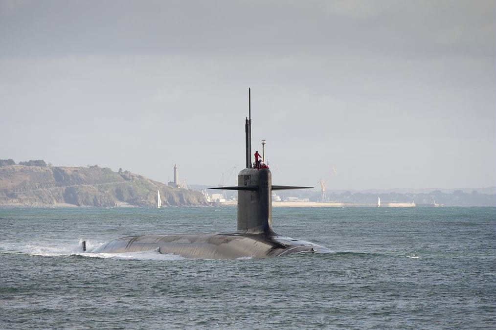 « Les armes nucléaires ont fait à de multiples reprises la preuve de leur inefficacité, elles sont antidémocratiques et immorales, elles démobilisent les citoyens au sujet de leur défense, elles gaspillent des ressources colossales qui pourraient être consacrées à l'éducation, à la santé, à l'environnement et donc à la sécurité collective ». (Sophie Bolt, John Cooper, Marc Finaud, Étienne Godinot, Andrew Jackson, Marc Morgan, Bernard Norlain et Annick Suzor-Weiner*)