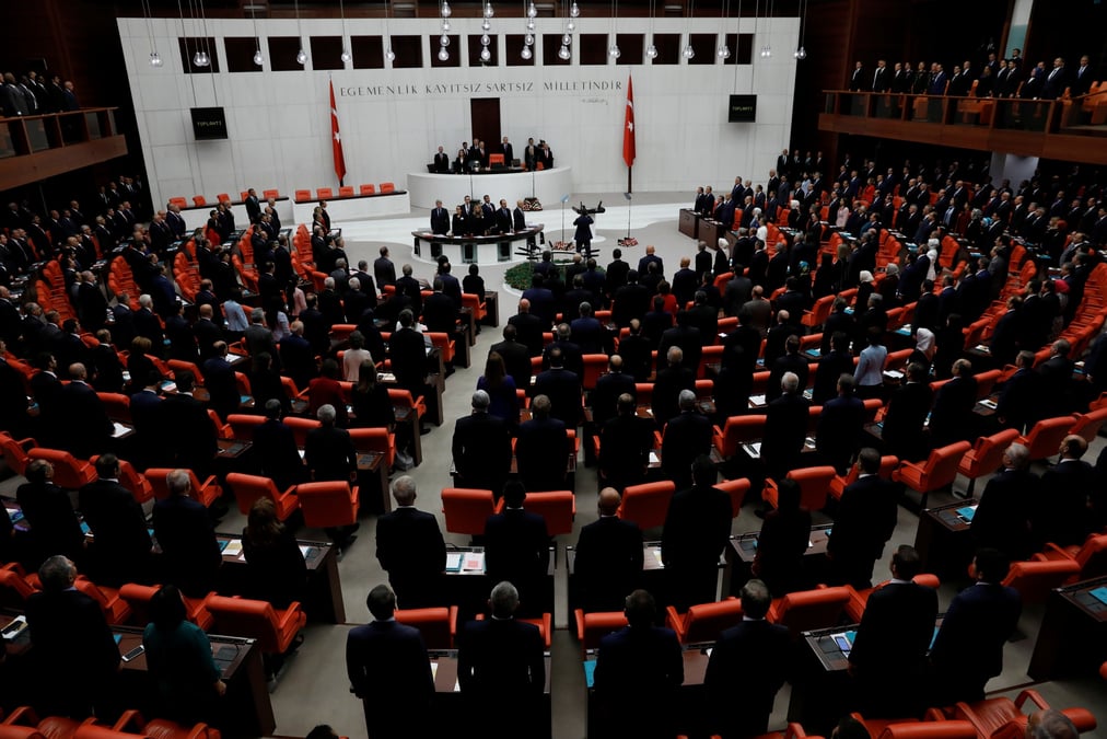 Des deputes assistent a la reouverture du parlement turc apres les vacances d'ete a ankara