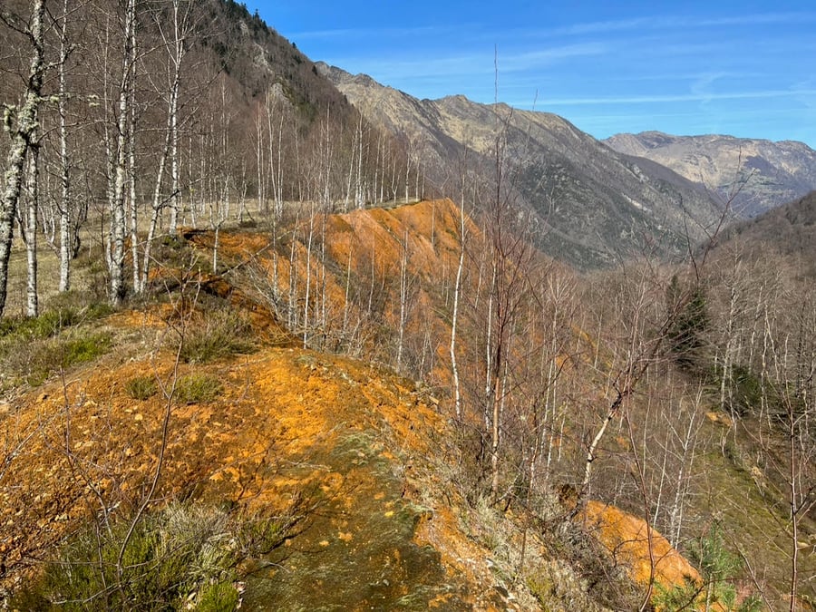 Les déchets miniers de la mine de Salau, dans l'Ariège, donnent un aspect atypique au paysage local.