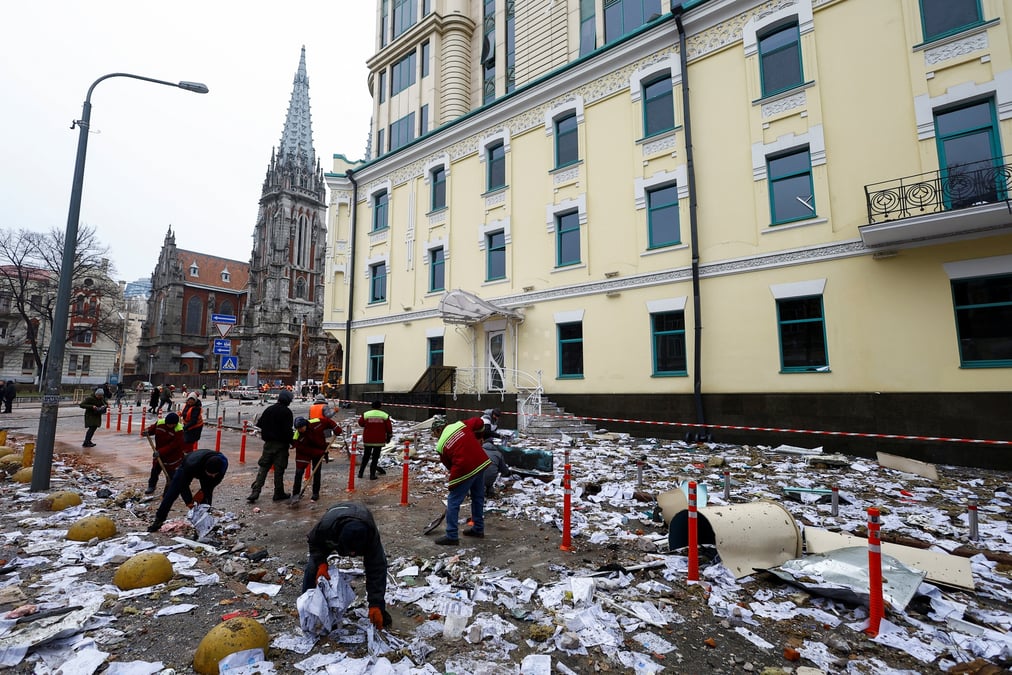 Consequences d'un tir de missile russe dans le centre de kyiv