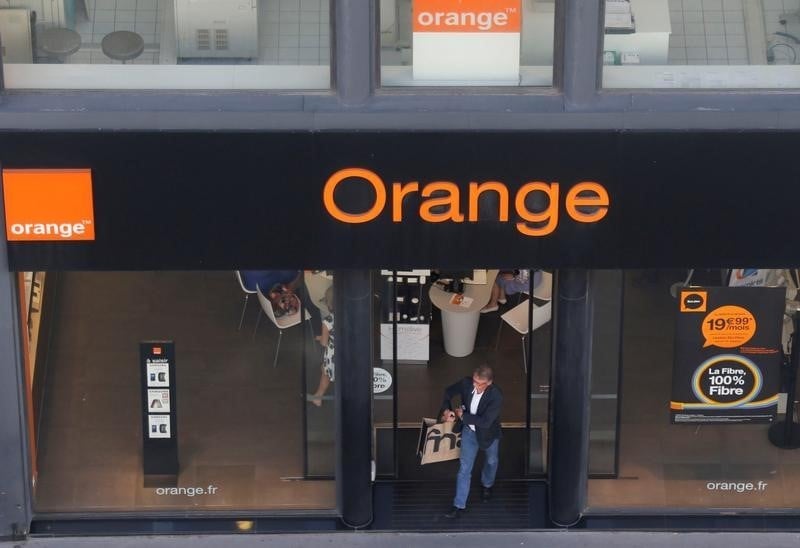 Orange, plus forte hausse du cac 40 a mi-seance