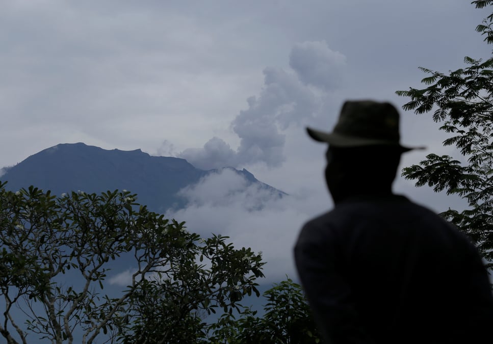 Le volcan agung a bali a nouveau en eruption