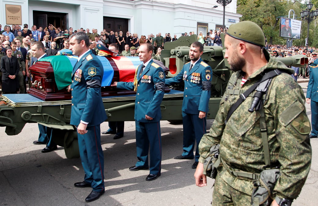 La foule rend hommage a zakhartchenko a donetsk dans l'est ukrainien