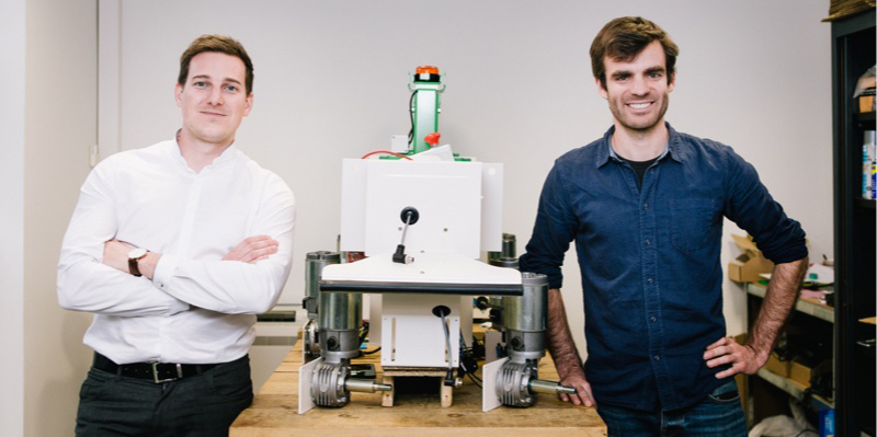 Aymeric Barthes et Gaëtan Séverac, fondateurs de Naïo Technologies, créent des robots électriques agricoles capables de désherber les cultures.