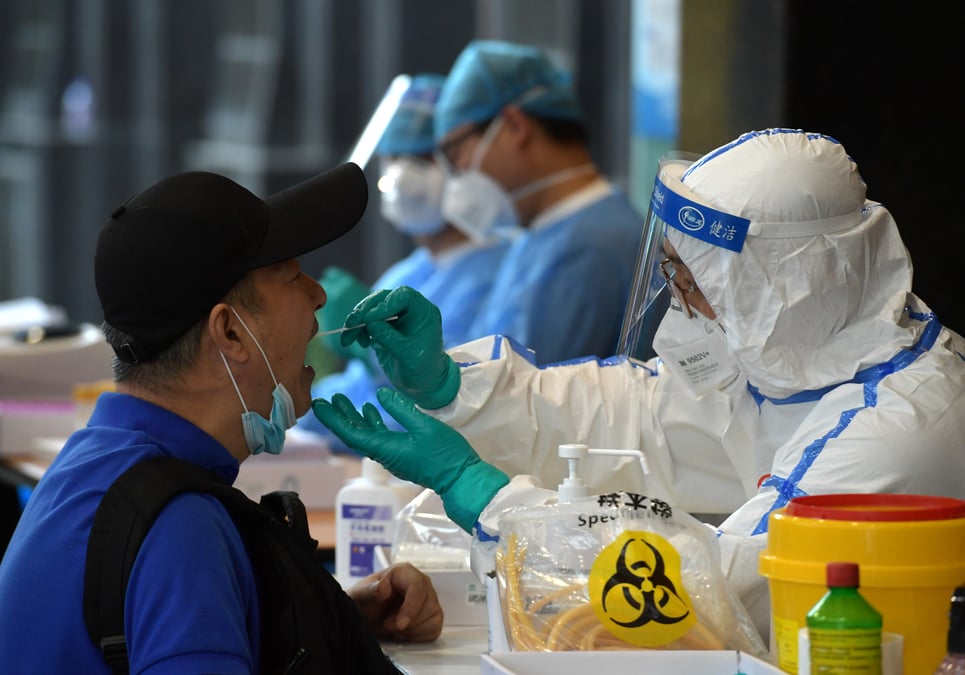 Coronavirus: pekin releve son niveau d'urgence de 3 a 2