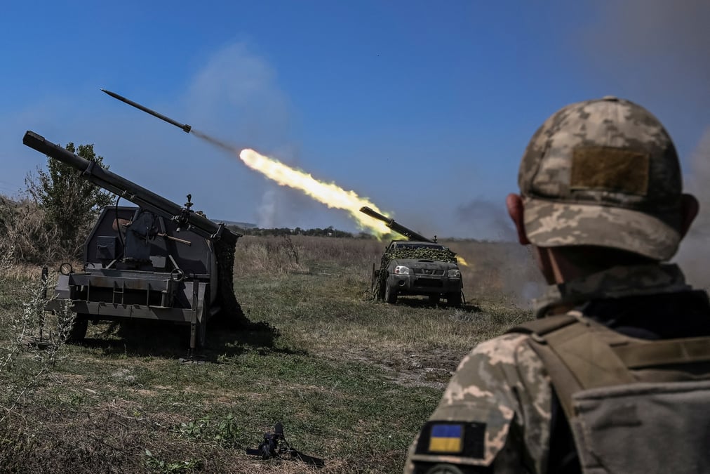 Des militaires ukrainiens tirent des mlrs en direction des troupes russes pres d'une ligne de front dans la region de zaporizhzhia