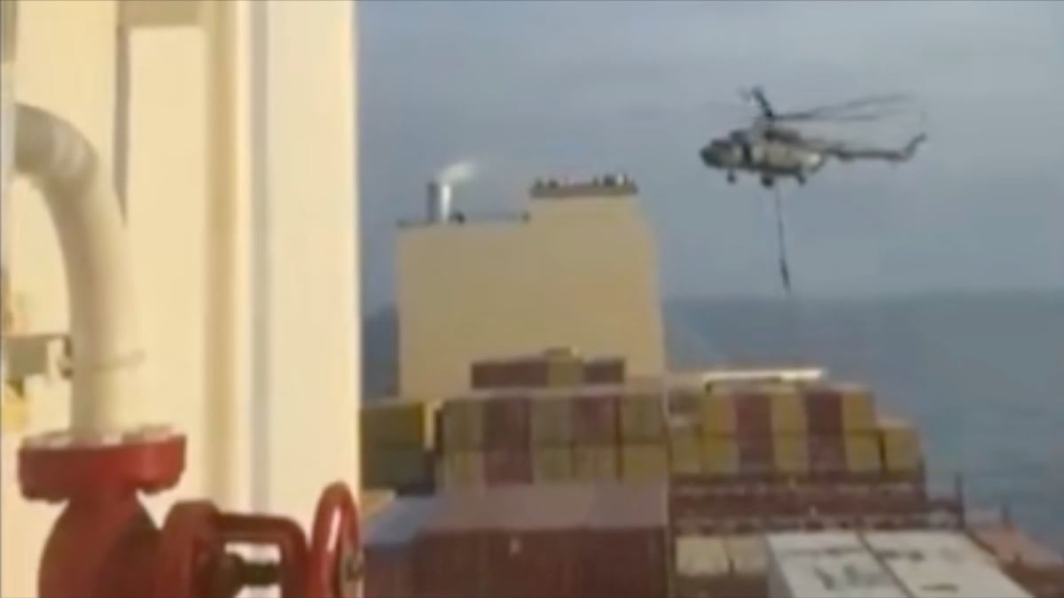 Un hélicoptère militaire iranien en vol stationnaire au-dessus du porte-conteneurs MCS Aries.