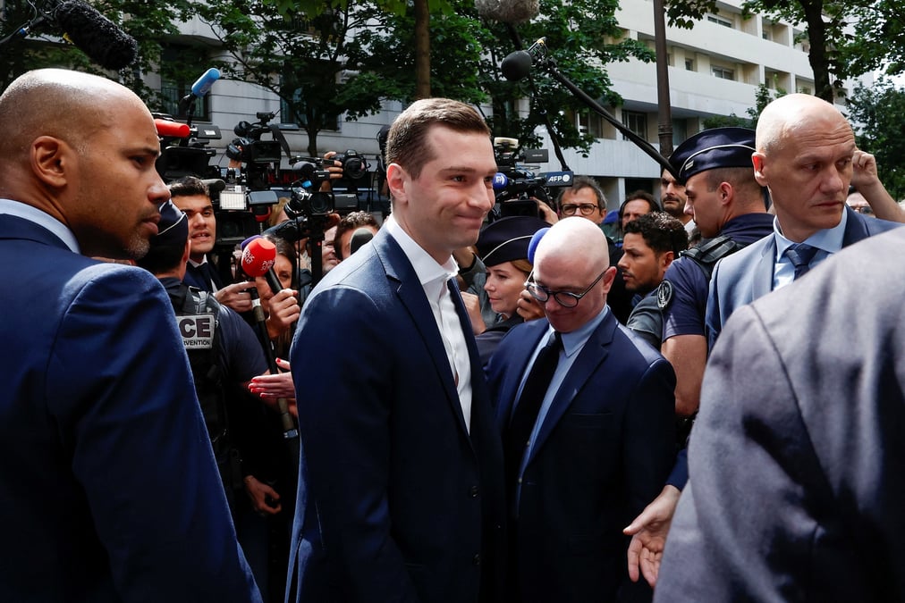Jordan bardella, president du rassemblement national devant le siege du parti a paris
