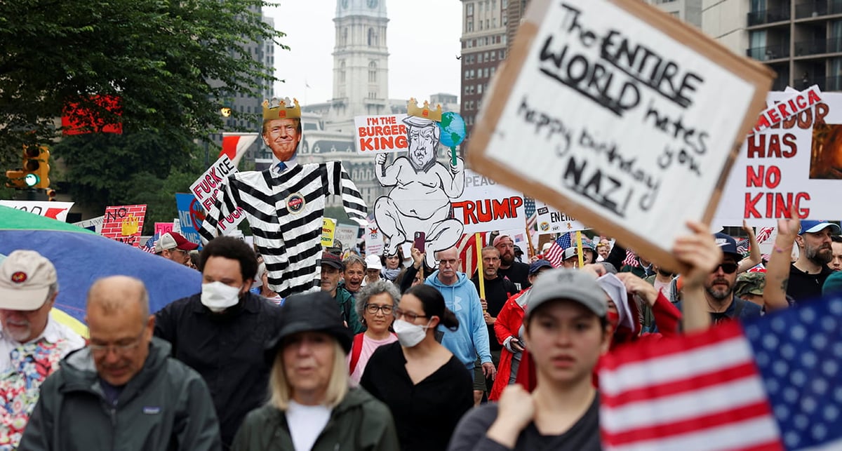 Alors que Donald Trump fêtait son 79e anniversaire samedi 14 juin, les Américains sont descendus dans les rues pour se rallier aux « No Kings », ces opposants du président américain pointant du doigt les airs de monarques de l'occupant du Bureau ovale.